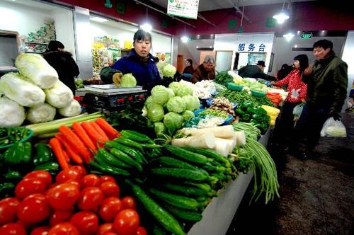 图文:杭州一家农贸市场正在销售各种蔬菜