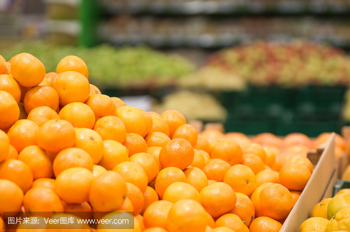 新鲜水果在市场上出售。有选择性的重点。